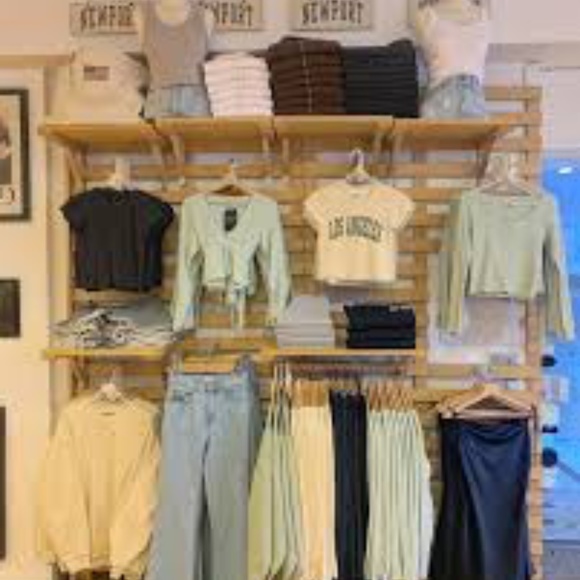 BRANDY MELVILLE MYSTERY BOX - Picture 1 of 3